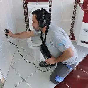 Kaçak su tespiti su kaçağı bulma makineleri ile noktasal olarak yapılmaktadır. Eskiden kaçak su tespiti işlemi tahminlere göre yapıldığı için çok fazla yer kırılırdı. Yapılan noktasal kaçak su tespiti sonrası az miktarda bir alan kırılarak tamirat yapılır. Kırmadan su kaçağı tamiri sadece kalorifer tesisatı kaçaklarında yapılmaktadır. Kendi dairenizin içindeki su kaçağı binanızın değil sadece size ait bir sorundur. Su kaçağı tamiratı ile ilgili tespit sonrası yerinde fiyatlandırılarak yapılması en doğrusu olacaktır. Servis personelimiz arızanın durumuna göre tamir fiyatını size söyler ve garantili olarak yapar.