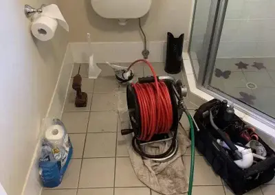 Evde veya iş yerlerimizde başımıza gelebilecek en can sıkıcı problemlerden birisi ortamda bulunan tuvaletin tıkanmasıdır. Peki tıkanan tuvalet nasıl açılır? Uğraşması bir hayli zor ve sıkıcı olmasından kaynaklı en basit ve en hızlı şekilde çözebileceğimiz çözümlere yöneliriz her zaman. Tıkanan tuvalet nasıl açılır? Tıkanan tuvalet çeşitli yöntemler kullanılarak açılabilir. Genel olarak tıkalı tuvalet nasıl açılır sorumuzun cevabı şudur; Tuvalet tıkanıklığını açmak için öncelikle ihtiyaç duyacağınız materyal sağlam ve kaliteli bir tuvalet açma pompasıdır. Tuvalet pompasını kullanırken klozetin veya tuvaletin içinde su olup olmadığını kontrol etmeliyiz. Pompanın sağlıklı çalışması için tuvaletin içinde su olması gereklidir.