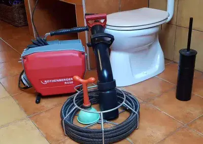 Tuvalet tıkanıklıkları hem kötü koku oluşması hem de ortamın kirlenmesi sonucu sağlıksız koşulların oluşması nedeniyle oldukça rahatsız edici sorunlardır. Bu tıkanıklıklara eğer dikkatli bir şekilde müdahale edilmezse gider boruları ek yerlerinden oynayabilir, delinebilir, alt kata ve kendi dairemizde su sızıntıları ve su kaçağı gibi ciddi sorunlar ortaya çıkabilir. Tuvaletler neden tıkanır? Tuvaletin tıkanmasının nedeni, tuvalet giderine yabancı cisim atılması ya da suda erime özelliği olmayan tuvalet kağıtlarının gidere gönderilmesidir. Tıkanıklığa neden olan yabancı cisimler gider hattının belli bir noktasından sonra ilerleyemez.