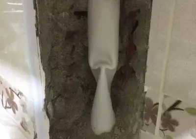 Lavabo açıcıların zararları nelerdir? Bu kimyasal ürünler giderlerde oluşan tıkanıkları açmak için kullanılırlar. Ancak çok fazla kullanıldıklarında borulara zarar verebilirler. Her tıkanıklıkta bu ürünleri kullanırsanız zamanla lavabo boruları aşınacak, contalar zarar görecek ve çatlamalar meydana gelecektir. Bunun sonucu olarak su sızıntıları ve su kaçakları oluşacaktır. Su tesisatında kırmadan 100% noktasal olarak su kaçağı tespiti hakkında detaylı bilgi almak için sayfamızı ziyaret edebilirsiniz veya 7/24 fiyat teklifi almak için arayabilirsiniz. Kostik ürünleri güvenlik önlemlerini almadan kullanırsanız cildinize (insan dokusuna) ciddi zararlar verebilirsiniz. Asit içeren kostik ürünler doğal yaşama da zarar verir. Kostik ürünlerin sürekli kullanımı tesisatınıza zarar verir. Birkaç defa kullanıldıktan sonra genellikle etkili olmazlar. Tıkanıklığı açamadığınızda tahliye borusunda kalan kimyasallar donmuş alçı gibi sertleşirler.