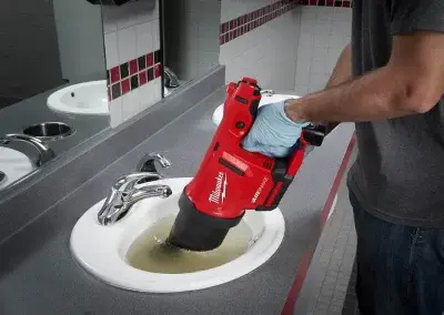 Lavabo gideri açma birçok kişinin merak ettiği bir konudur. Kimyasal ürünlerle bu işlem yapılabilir. Fakat evinde kimyasal ürünleri kullanmak istemeyenler de olacaktır elbette. Doğal yöntemlerle lavabo açmak için araştırmalar yapanlar, en kolay önerilerle mutfak temizliğine başlayacak. Lavabo açma yöntemleri? Kimyasal ürünler, hava ile temas ettiğinde solunuma zarar verecek maddeleri açığa çıkarır. Bu nedenle ev temizliğinde doğal yöntemler popüler olmaktadır. Lavabo giderinde bulunan kalıntıları temizleyin. Tel yardımıyla içeride bulunana cisimleri temizleyin. Lavabo giderinden sıcak su akıtın. Karbonat ve sirkeli su karışımı hazırlayın. Tuz ve sirke karışımı ile lavaboyu temizleyin.