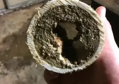 Pimaşlar, banyo, lavabo ve tuvalet gibi pis su gider atıklarının tahliyesinde rol oynayan borulardır. Pimaş tıkanmasındaki en önemli etken, suda erimeyen cisimlerin atılmasıdır. Pimaş boruların tıkanma sebepleri nelerdir? Örneğin lavaboya dökülen yemek yağları, tuvalete atılan ıslak mendil, rulo halinde atılan peçete ve tuvalet kağıtları, plastik cisimler atık su borusunu tıkayan cisimlerdir. Pimaş borularının içinde olduğu gider tıkanıklıklarının sebeplerini şöyle sıralayabiliriz. Boruların yeteri kadar eğimli olmaması, Tuvalet kağıdı ve ıslak mendiller, İnşaat beton parçaları ve harç kalıntıları, Yemek artıkları ve dökülen yağlar, Gırtlak hortumun fazla ileri gönderilmesi, Katı ve suda erimeyen cisimler,