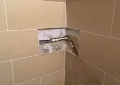 Su Kaçağı Tespiti Neden Yaptırılır? Su kaçakları tesisat borularında meydana gelen hasar ve tahribatlar nedeni ile yaşanabilmekte, yaşandığı bölgeye zarar verebilmektedir. Bu zararlar kaçağın olduğu bölgenin duvarlarında, yer döşemelerinde ve tavanlarında oluşacak kabarcıklar ve kararmalar olacağı gibi, eşyaların, yerlerin sular içerisinde kalması ve zarar uğraması şeklinde de olabilmektedir. Bunlar tamamen su kaçağının boyutu ve durumu ile ilgili olabilmektedir. Nitekim küçük bir sızıntıdan söz edebildiğimiz gibi aniden gelen bir patlamadan da söz edebilmemiz mümkün olmaktadır. Kameralı su tesisatçısı ne iş yapar? Önlemleri ve onarımları da tecrübeli su tesisatçısı gerektirmektedir. Bu önlemi almak için de yine tesisatçı talep etmek gerekecektir. Gelen su tesisatı ustası özel cihazlarını kullanarak evde herhangi bir su kaçağının olup olmadığını bulabilecektir. Bu şekilde alacağınız önlem zamandan ve paradan tasarruf da sağlayacaktır.
