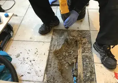 Kameralı luxuryplumberi nasıl yapılır? Kırmadan su kaçağı tespitinde tesisat ustalarımız ilk işlem olarak şebeke suyunu kontrol etmektedir, sızdırmazlık testleri uygular eğer bir sorun var ise akustik dinleme cihazı ile sorunlu bölgeyi tek fayansta bulur ve onarımlarını sadece o bölüm içinde 2 yıl garantili olarak gerçekleştirir. Sorun görülmez ise pimaş boru içi görüntüleme kamera sistemi devreye girer ; gider içleri , lavabo , küvet ve ana giderler kontrol edilir. Sonraki işlem ise sıcak su ve izolasyon kaçakları için termal görüntüleme kamerası ile kontrol edilir. Kısaca sorunu bulmak adına tüm su tesisat teknolojisini kullanmaktayız ve bu teknolojiyi kullanmak üzere eğitim görmüş personellerimiz sizlere kusursuz hizmet sağlayacaktır.