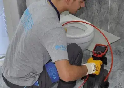 Tuvalet açma yöntemleri nelerdir? Tuvalet açma işlemlerinin kırmadan yapılması önem arz etmektedir. Eski nesil uygulamalarda tesisat firmalarının karşılaştığı sorunlarda direkt olarak kırma işlemi yaptığı görülmektedir. Kırma işlemi esnasında etrafın kirlenmesi, yaşam alanındaki estetiğin bozulması söz konusudur. Tuvalet tıkanıklığı açma işlemi sırasında yapılan tıkanıklık bölgesinin aktif olmaması da sizler için ciddi sorunlar doğuracaktır. Firma olarak tıkanıklık açma sorunlarınızda 7/24 hizmetinizdeyiz. Sizlere modern teçhizatlar ve uzman bir ekip ile hizmet vermekteyiz. Bu sayede yaptığımız faaliyetlerde çözüm odaklı çalışıyor, sorunun tekrarlanmamasına yönelik her türlü tedbiri alıyoruz.